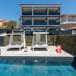 Complex Twins Vila *