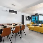 Complex Twins Vila