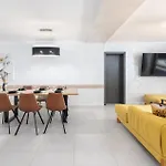 Complex Twins Vila