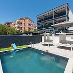 Complex Twins Vila *
